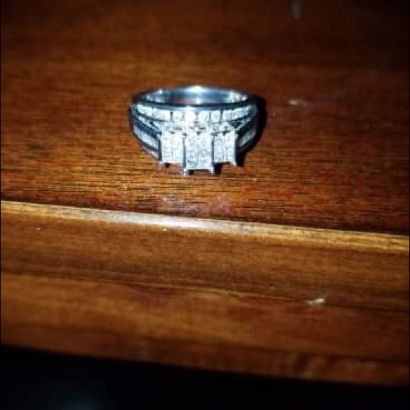 White Diamond 10k Gold Engagement Ring - Picture 4 of 5